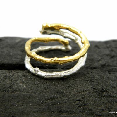 Band Double Twig Ring aus recyceltem Sterlingsilber, vom Olivenbaum. Zweifarbig, Silber-Gold oder Gold-Schwarz von Mother Nature Jewelry.