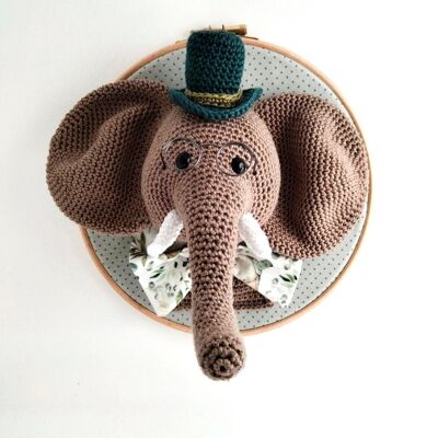 Trofeo elefante con cappello a cilindro e occhiali