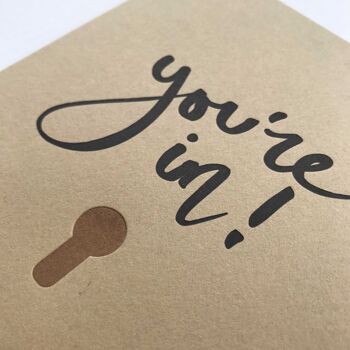 Carte de pendaison de crémaillère imprimée en typographie de luxe « Vous êtes dans » 2