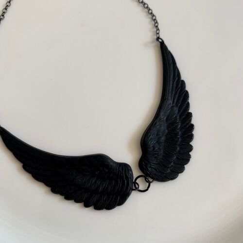 Collier Ange noir en laiton peint