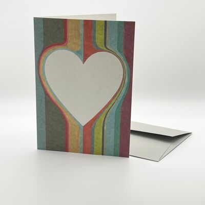 Preciosa tarjeta plegable.  Corazón con rayas de colores.