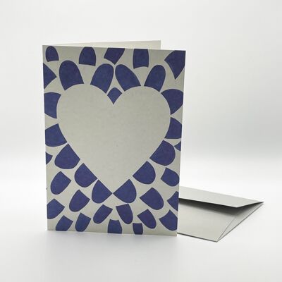 "Lovely" tarjeta plegable. Corazón con pétalos azules.