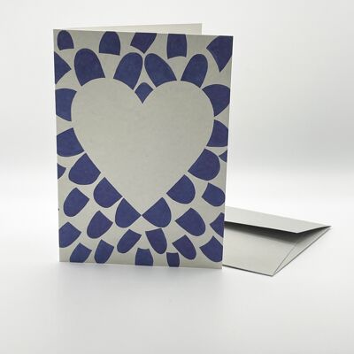 Preciosa tarjeta plegable.  Corazón con pétalos azules.