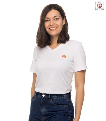 Le T-shirt femme col V brodé bretzel 1