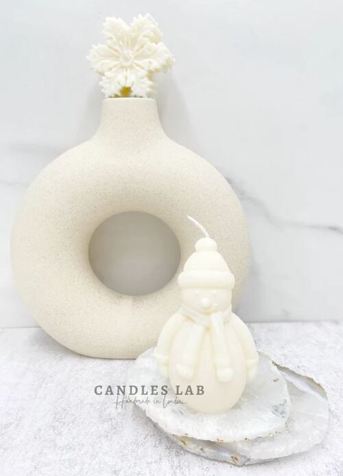 Candles Lab - Chritsmas Snoman soy wax candle. Handmade in London. Vegan