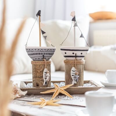 Sailing boat on a wooden trunk 25 cm PU 4