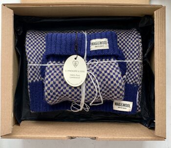 Ensemble cadeau pull pour chien en laine et écharpe assortie en bleu marine 3