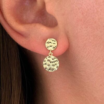 Vergoldete gehämmerte Medaillon-Ohrringe / minimalistische Medaillon-Ohrringe