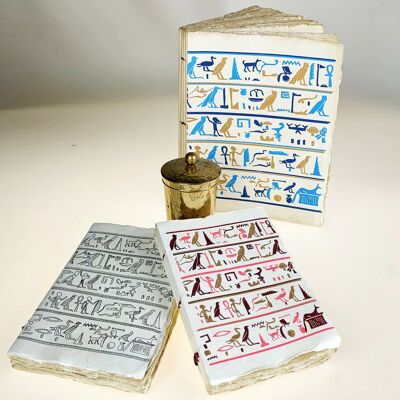Cuaderno de papel pergamino con patrón de jeroglíficos egipcios