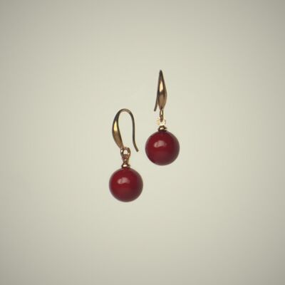 Fashionable earrings in rose gold and dark red