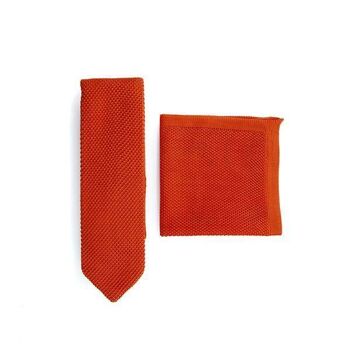 Ensemble cravate et pochette en tricot orange brûlé