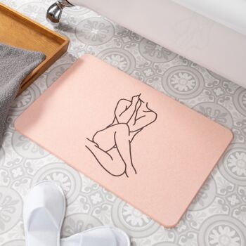 Tapis de bain antidérapant en pierre rose Lady Lines 1