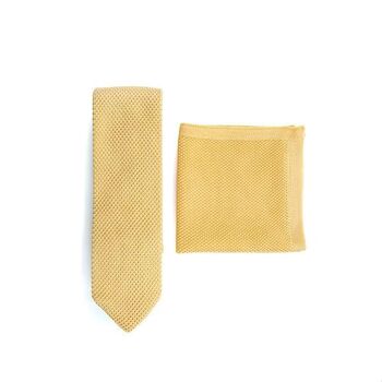 Ensemble cravate et pochette en tricot jaune doux