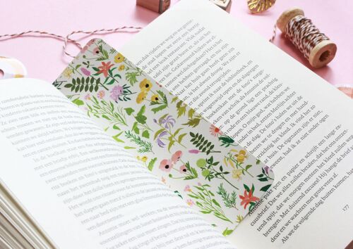 Schattige boekenlegger met wilde bloemen