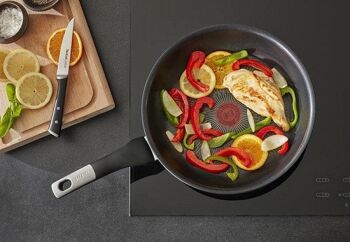 Poêle à frire Tefal Unlimited 28 cm en aluminium avec revêtement en titane, adaptée à tous les feux, y compris l'induction 1