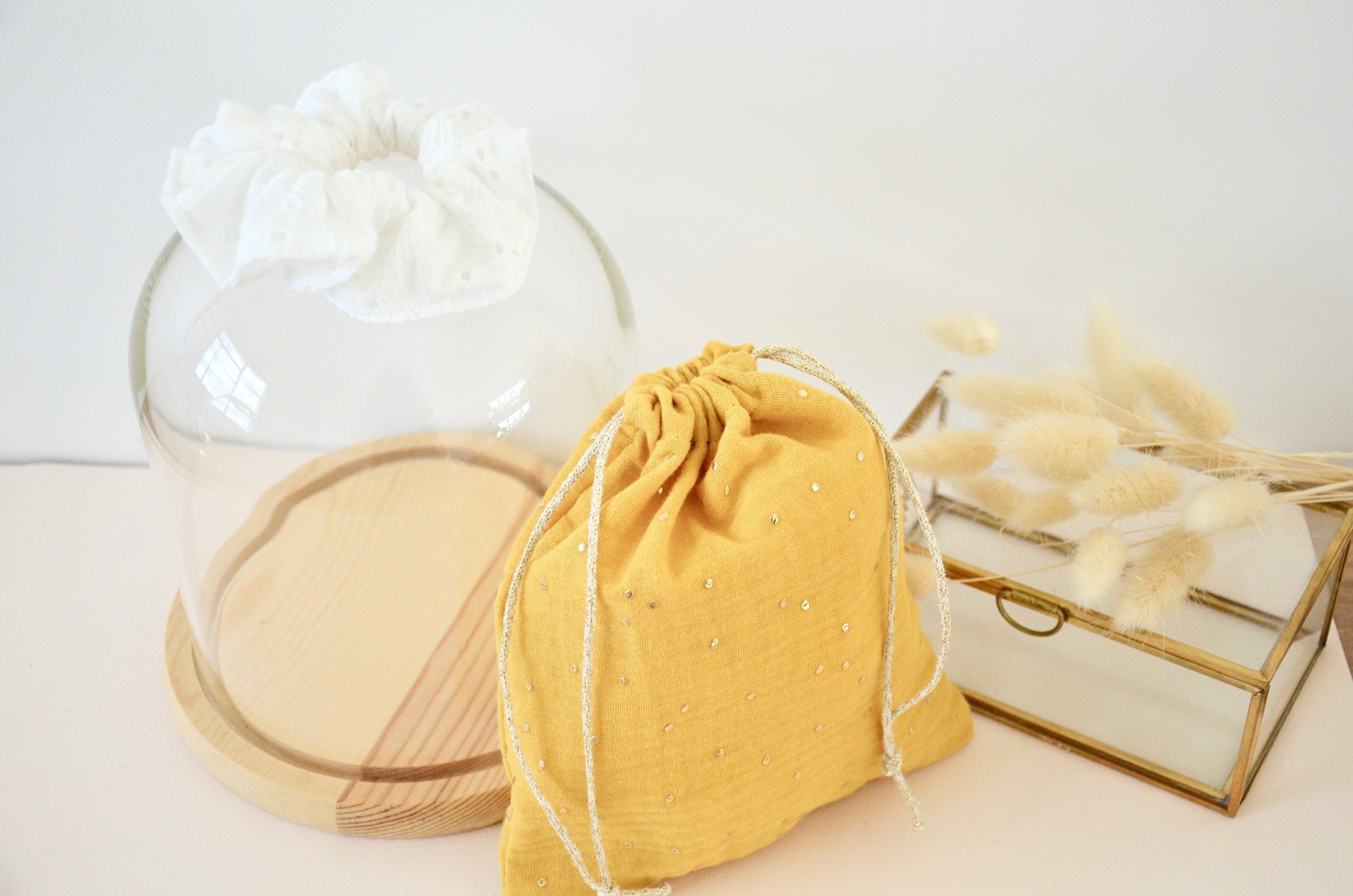 Beutel aus gelber Baumwollgaze