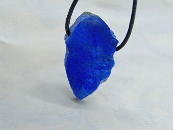Pendentif en lapis lazuli, un côté poli main, l'autre côté naturel, unique, percé 2