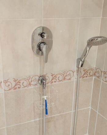 Accessori da bagno porta shampoo doccia su bianco