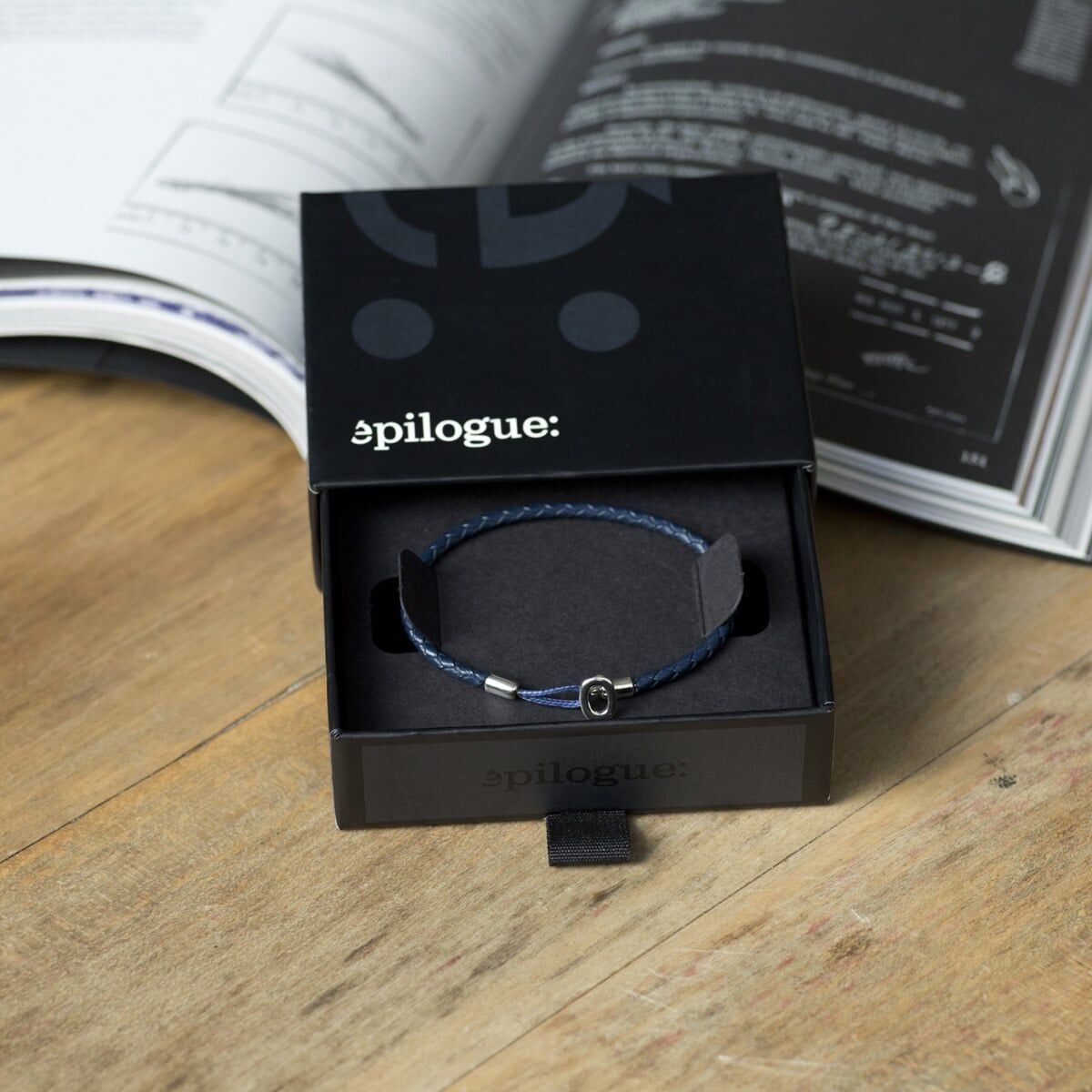 Bracciale in pelle intrecciata con chiusura ovale - Blu navy