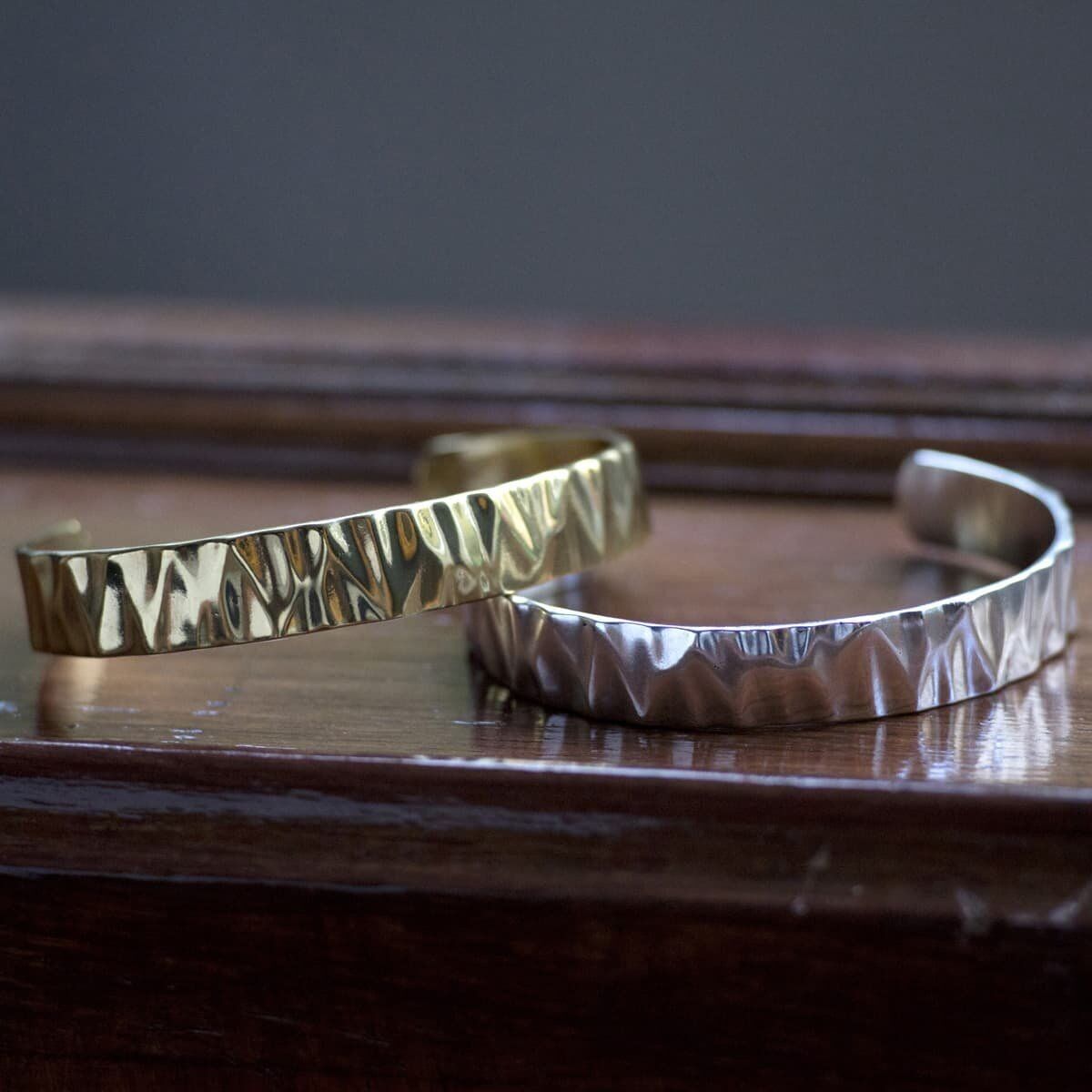 Bracciale grande martellato - Argento