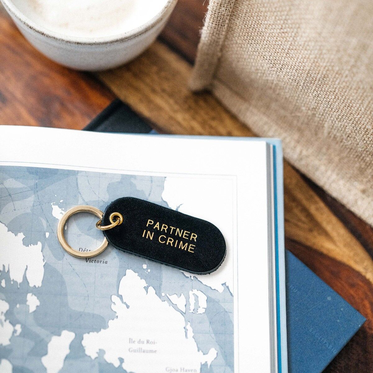 Llavero con mensaje de cuero - negro - socio en el crimen