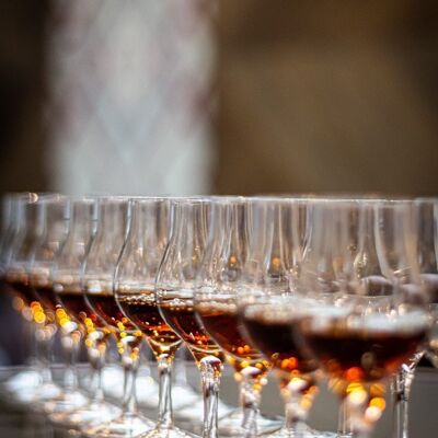 Set di 6 bicchieri da degustazione artigianali in vetro ambrato