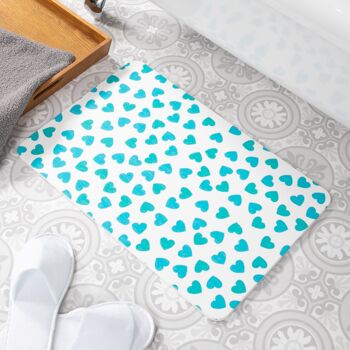 Tapis de bain antidérapant en pierre blanche Blue Hearts 1