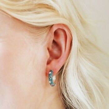 Boucles d'oreilles créoles en émail bleu étoilé 3