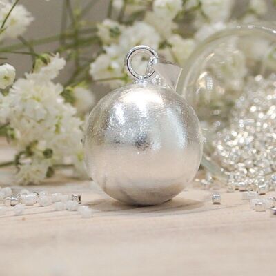 Silver plated Lisse frosted maternity bola