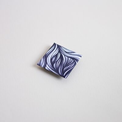 Wave magnetic brooch