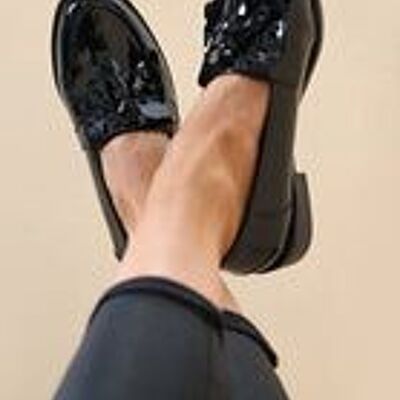 Zapatos mocasines de plataforma plana sin cordones de charol negro con borlas