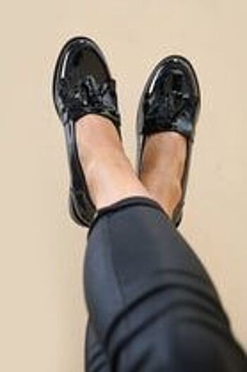 Chaussures mocassins à plateforme en cuir verni noir avec pompon 2