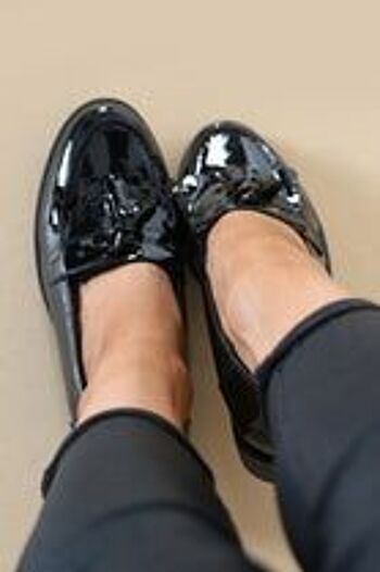 Chaussures mocassins à plateforme en cuir verni noir avec pompon 4