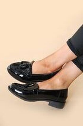 Chaussures mocassins à plateforme en cuir verni noir avec pompon 5
