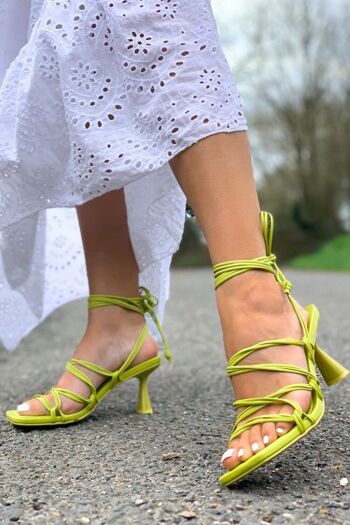 Sandale à lanières à talon bas vert citron avec bout carré et lien à la jambe 1