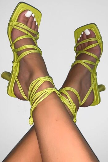 Sandale à lanières à talon bas vert citron avec bout carré et lien à la jambe 2