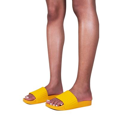 Orangefarbene Slider-Sandalen aus Gummi mit flacher Sohle und geprägtem Detail