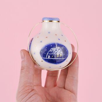 Globe de Noël en céramique bleu avec maison et renne 1