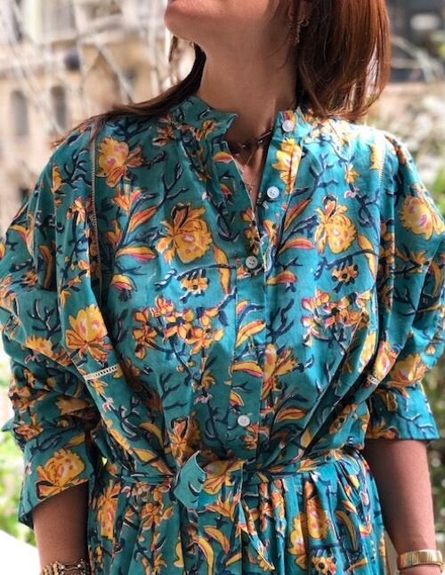 Robe Iconique Bloom Jaune sur fond turquoise