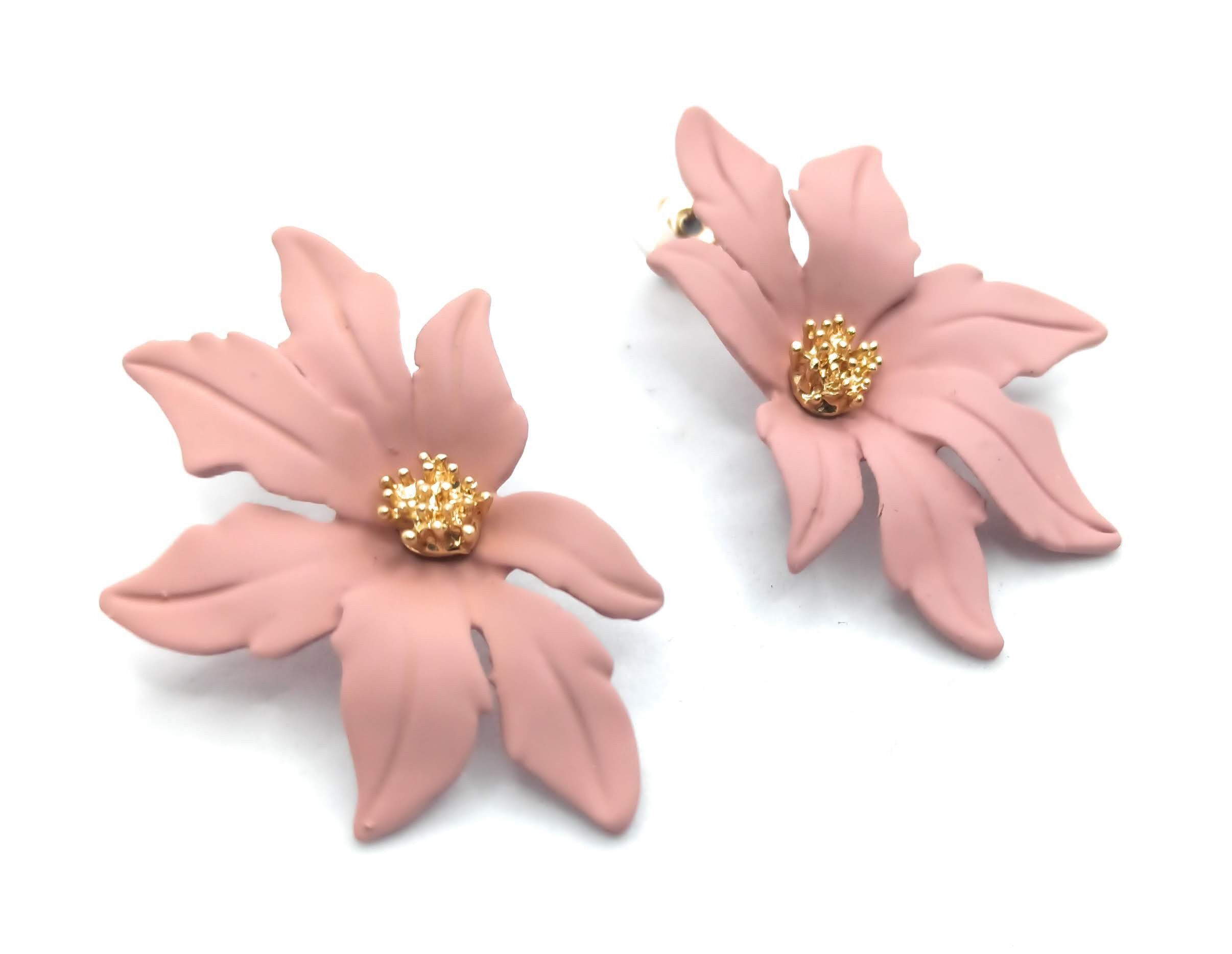 Orecchini a fiore lungo color carne