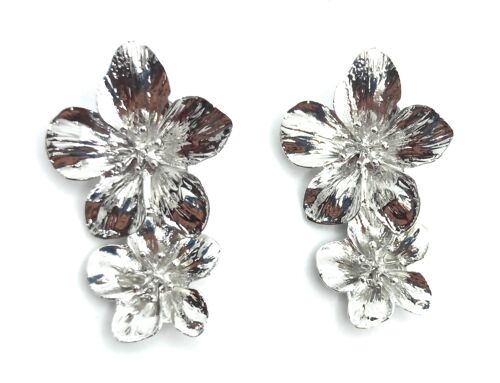 Pendientes Largos Plateados Doble Flor · Plata Brillo