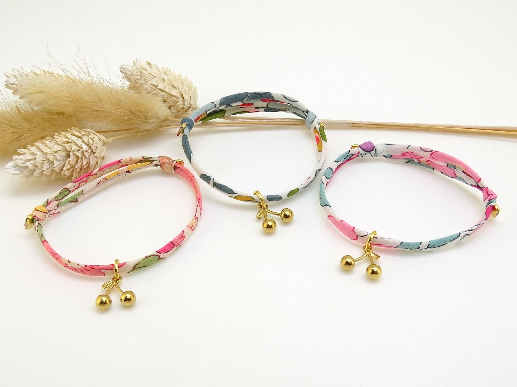 Surtido de 20 pulseras Liberty con dije de acero inoxidable