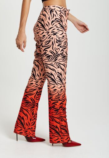 Pantalon de costume à imprimé zèbre Liquorish avec détail fendu en orange et nude 3