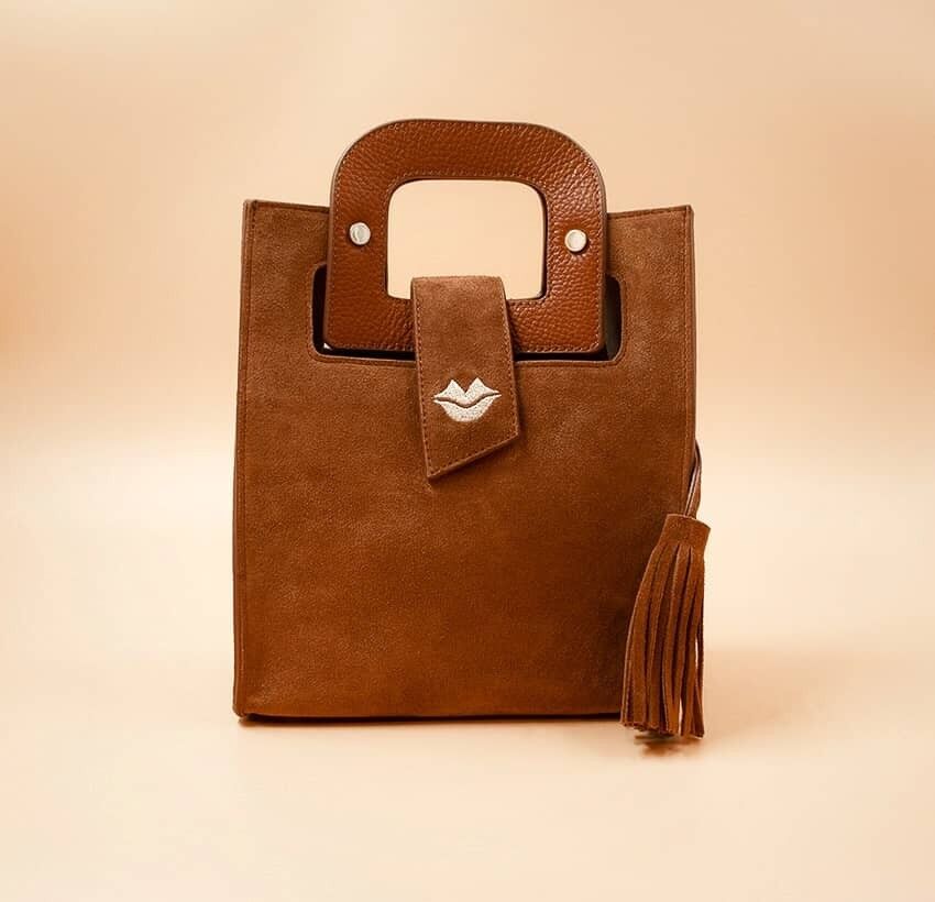 ARTISTE Kamel Wildleder Handtasche, braune Griffe und beige Mund Stickerei
