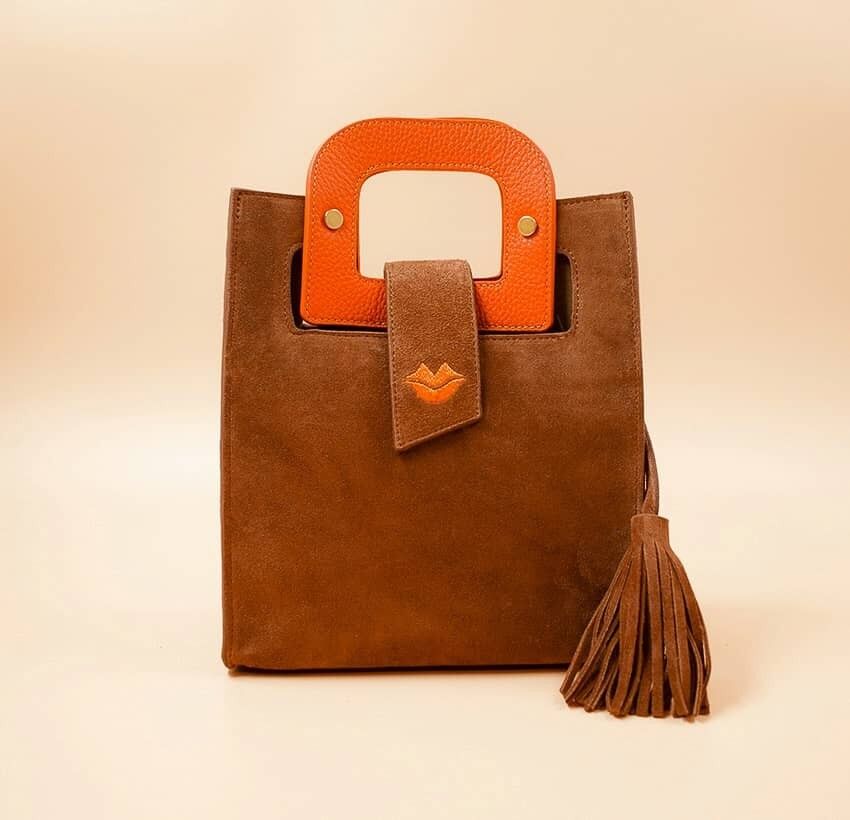 ARTISTE Handtasche aus Kamel-Wildleder, orangefarbene Griffe und Mundstickerei