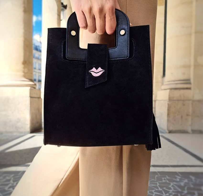 ARTIST schwarze Wildlederhandtasche, rosa Mundstickerei