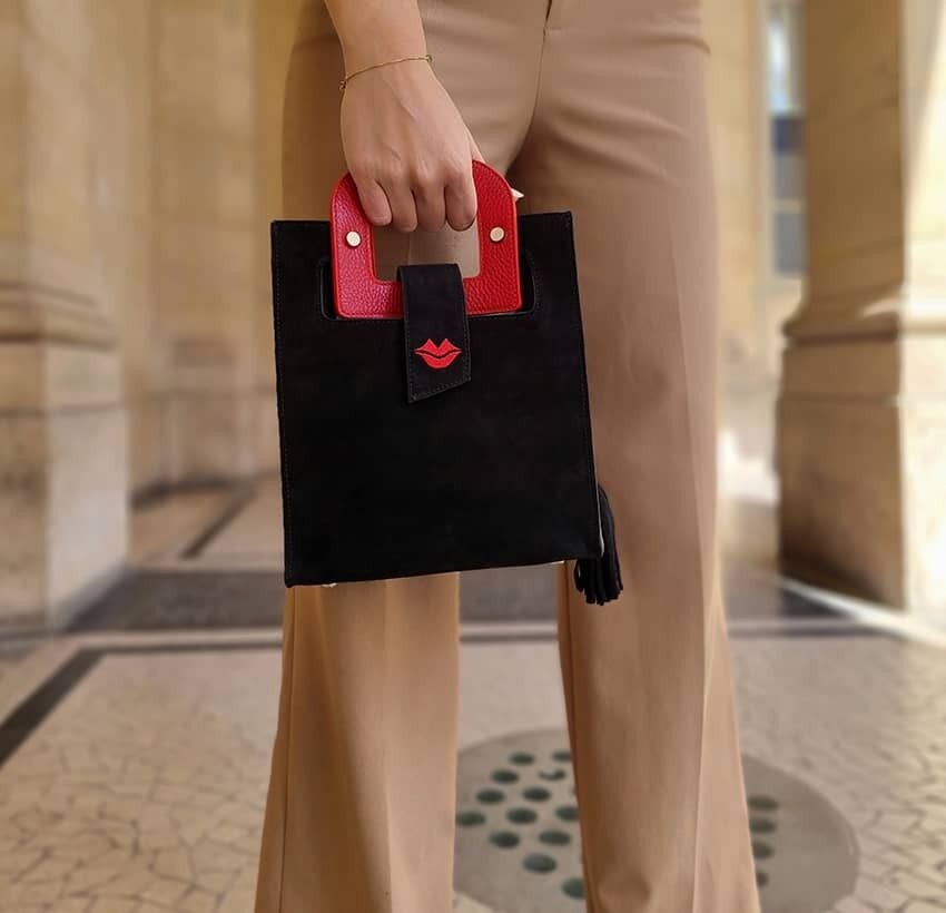 ARTIST schwarze Wildlederhandtasche, Griffe und rote Mundstickerei