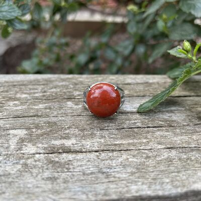 Ring in red jasper natural stone round shape