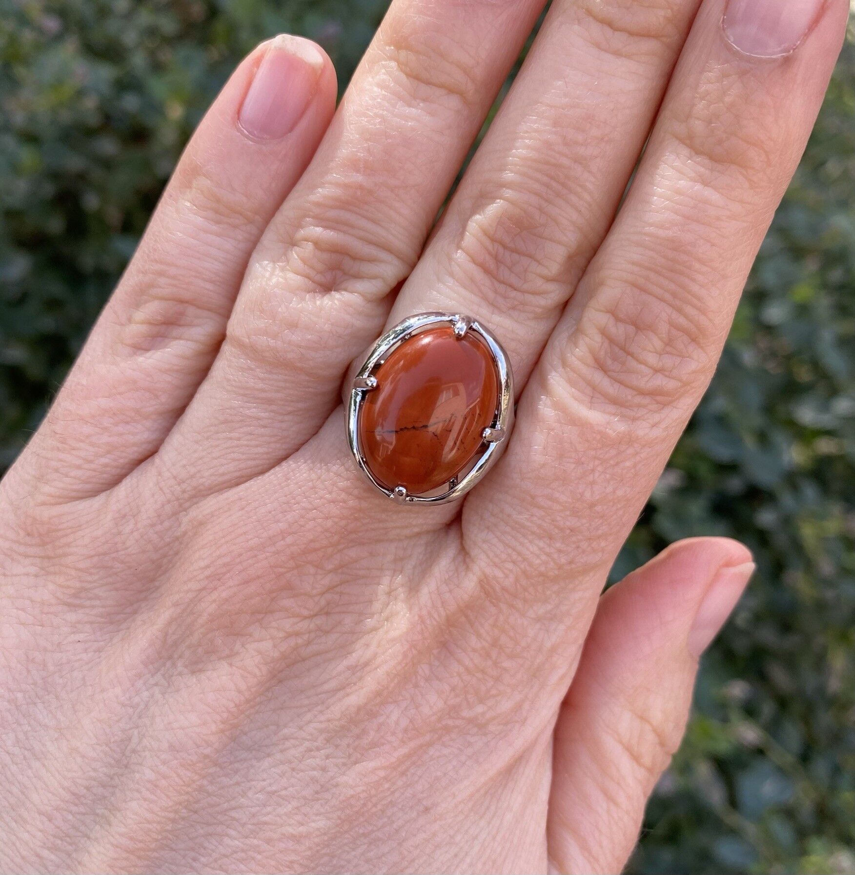 Ring in Tropfenform aus rotem Jaspis Naturstein Cabochon