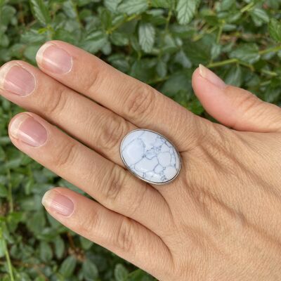 Adjustable oval stone ring in natural Howlite
